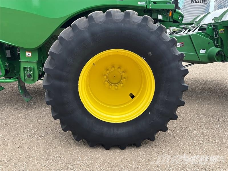 John Deere S680 Combine harvesters