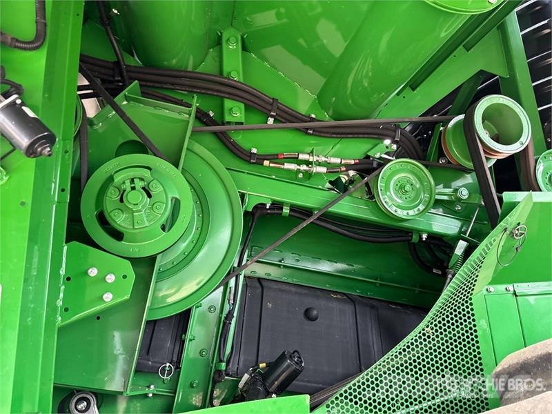 John Deere S680 Combine harvesters