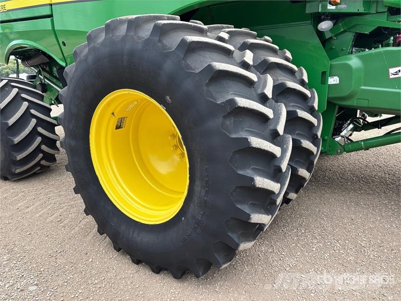 John Deere S680 Combine harvesters