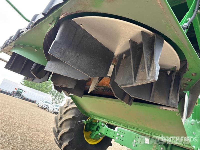 John Deere S680 Combine harvesters