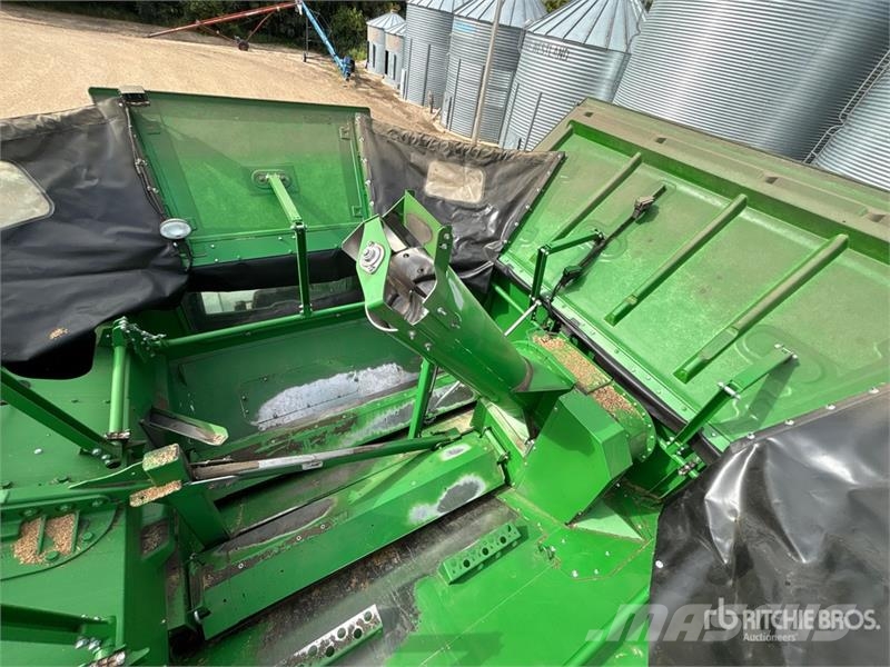 John Deere S680 Combine harvesters