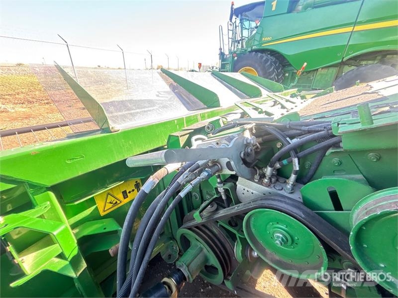 John Deere S690 コンバイン