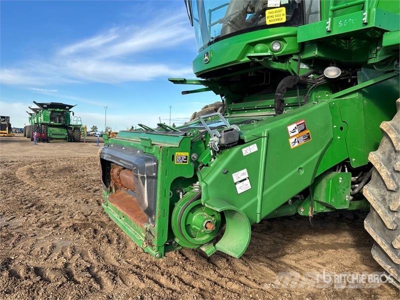 John Deere S690 Ražas novākšanas kombaini