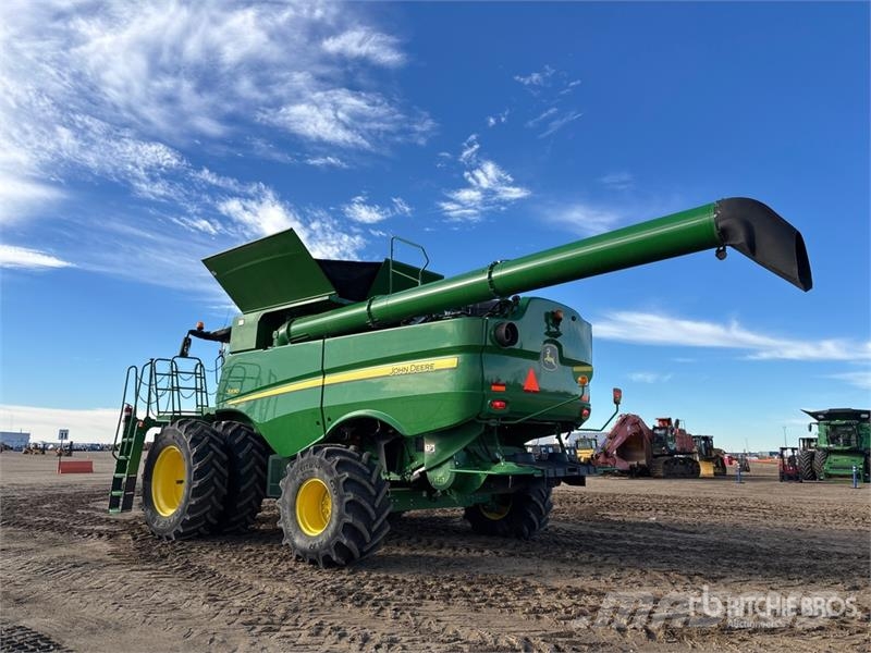 John Deere S690 Ražas novākšanas kombaini