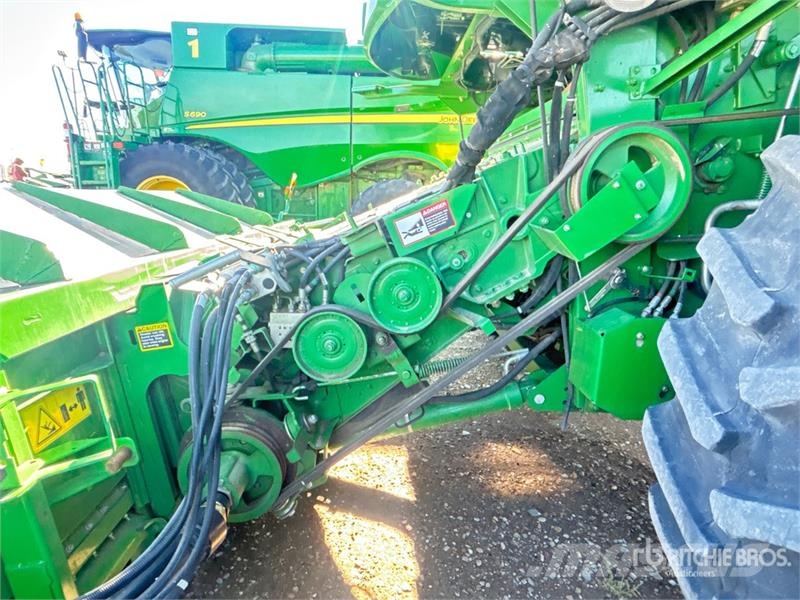 John Deere S690 コンバイン