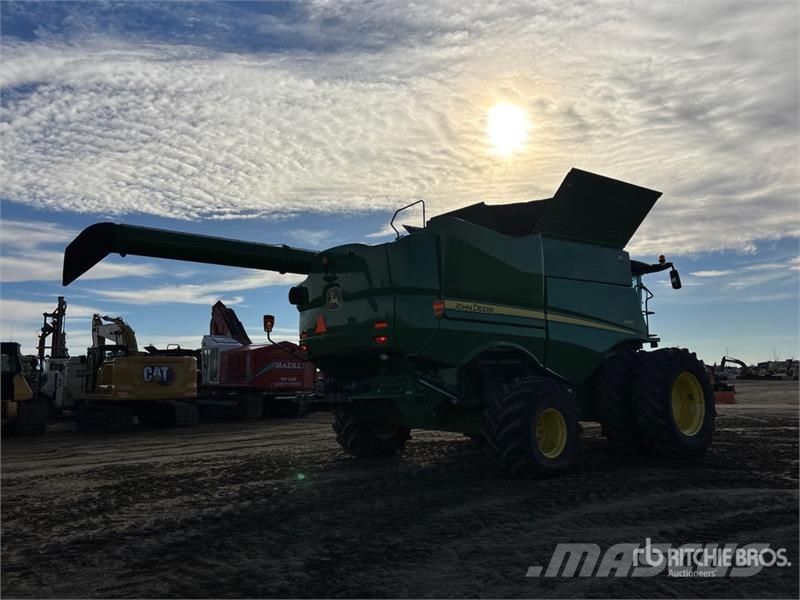 John Deere S690 Ražas novākšanas kombaini