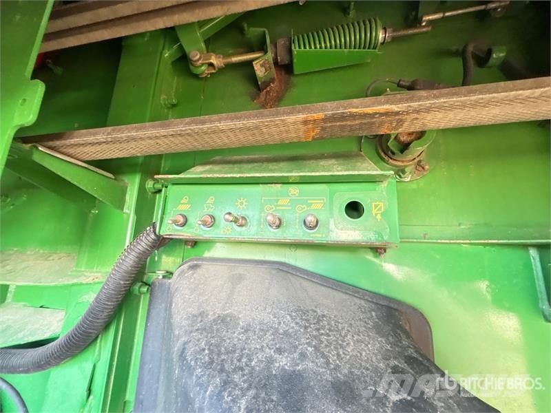 John Deere S690 コンバイン