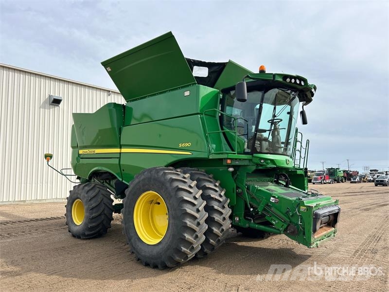 John Deere S690 Kombájnok