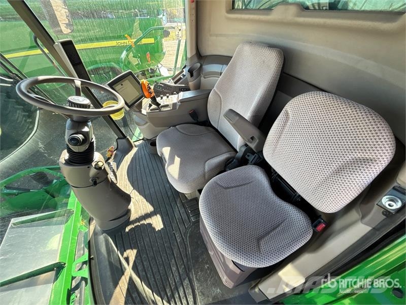 John Deere S690 コンバイン
