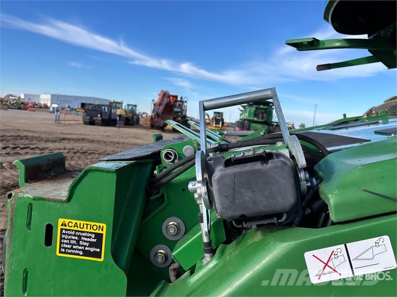 John Deere S690 Ražas novākšanas kombaini