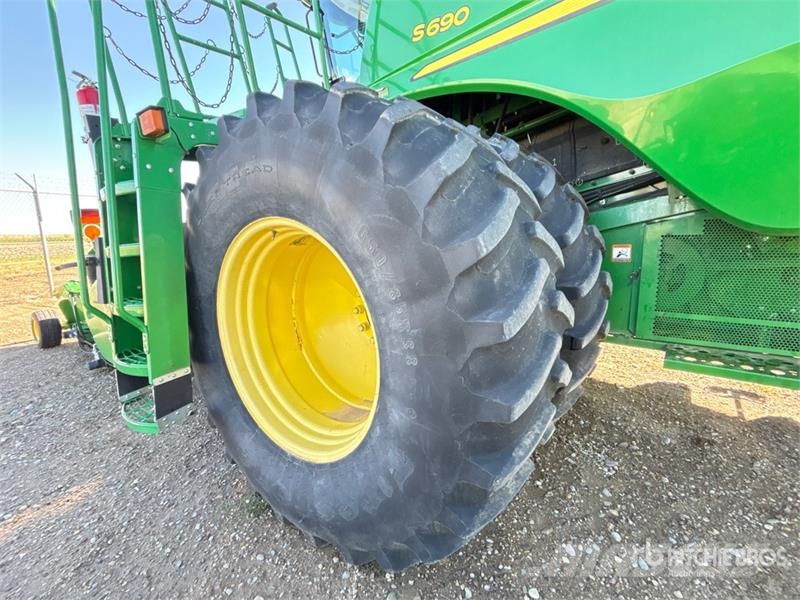 John Deere S690 コンバイン