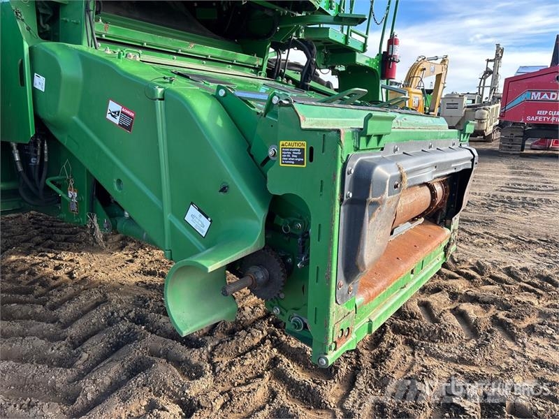 John Deere S690 Ražas novākšanas kombaini