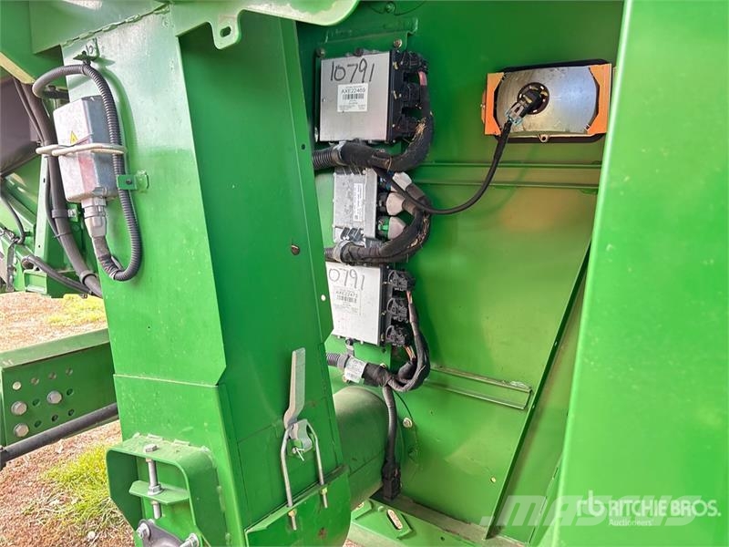 John Deere S690 Sklízecí mlátičky