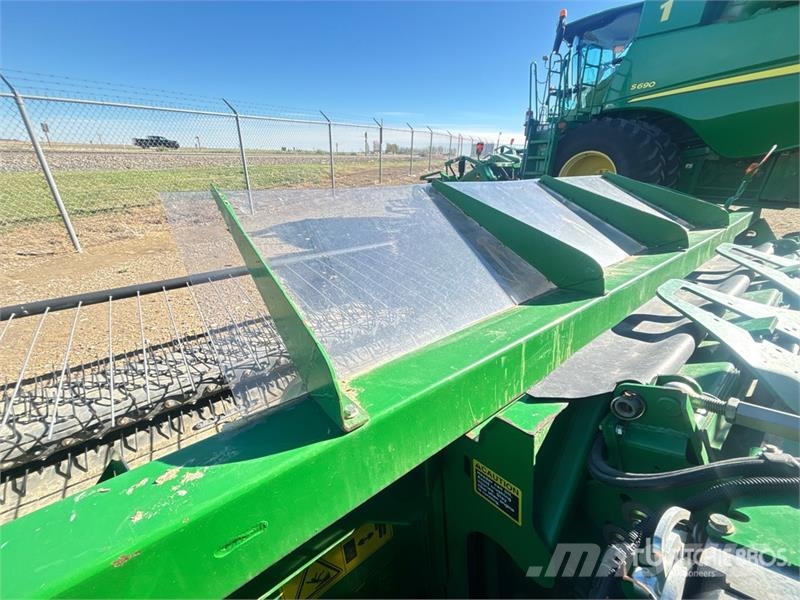 John Deere S690 コンバイン