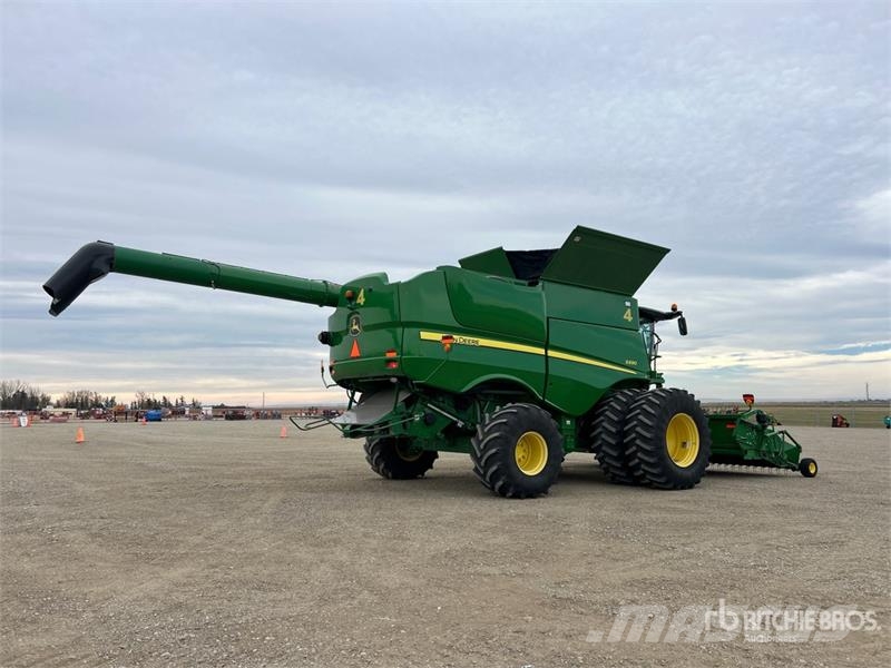 John Deere S690 コンバイン