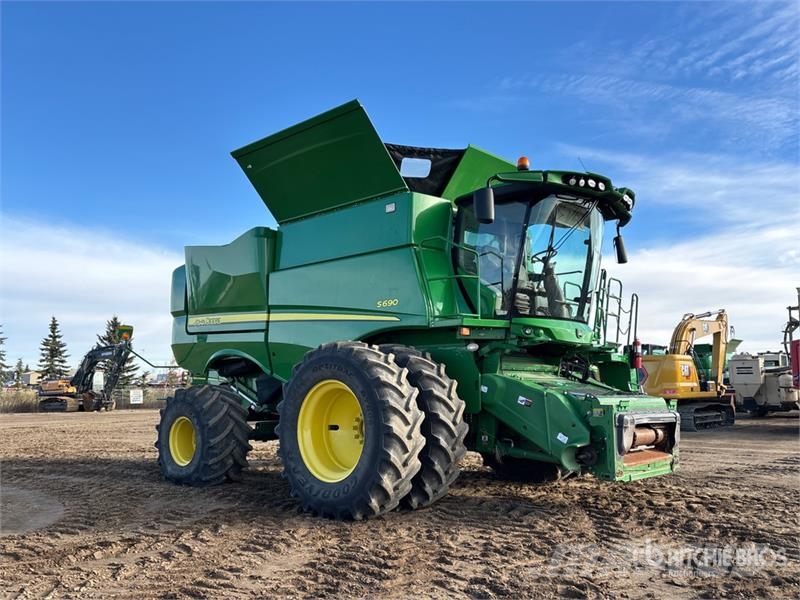 John Deere S690 Ražas novākšanas kombaini