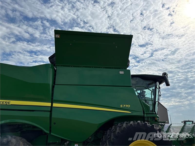 John Deere S770 Combine Harvester Sklízecí mlátičky