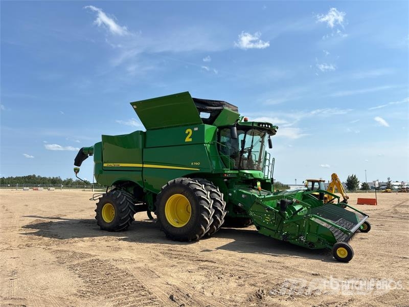 John Deere S790 Combine Harvester Kombájnok