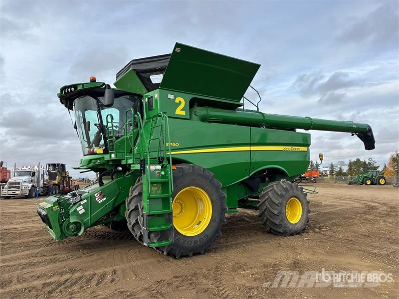 John Deere S790 Combine Harvester Mietitrebbiatrici