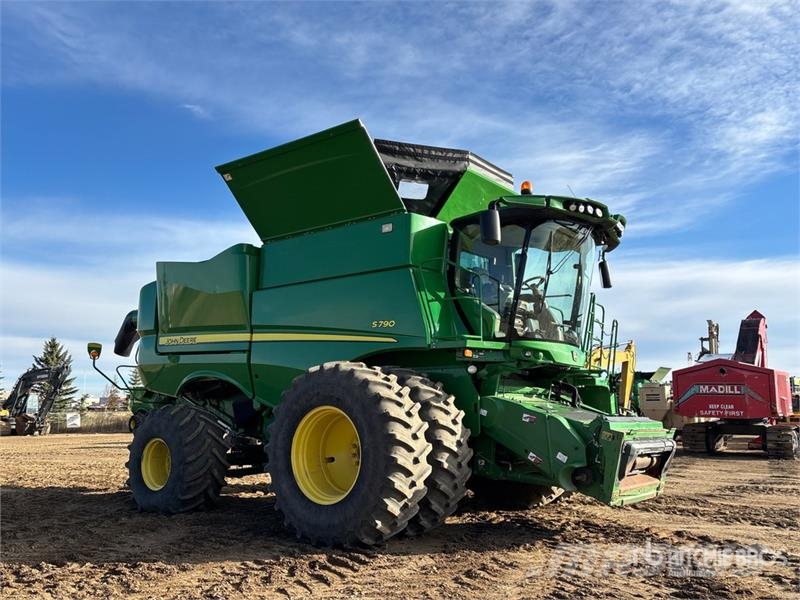 John Deere S790 Combine Harvester حصادات