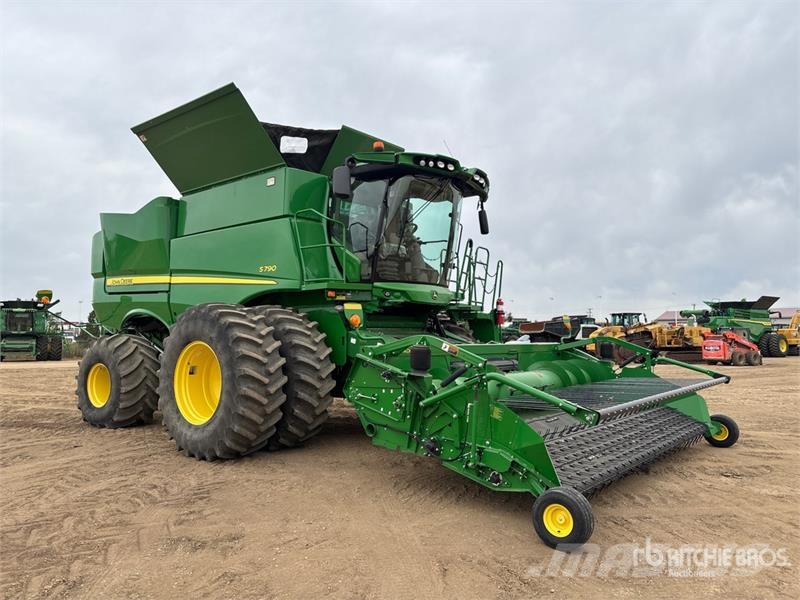 John Deere S790 Combine Harvester Skurtreskere