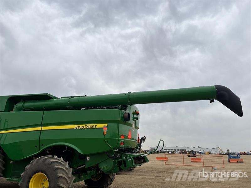 John Deere S790 Combine Harvester Skurtreskere