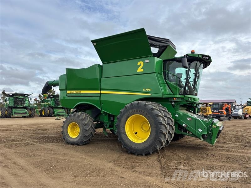 John Deere S790 Combine Harvester Mietitrebbiatrici