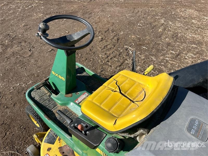 John Deere SX95 Ride-On Lawn Mower ركوب الحشائش