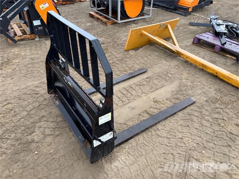 John Deere Worksite Pro 48 in Skid Steer Forks شوكات