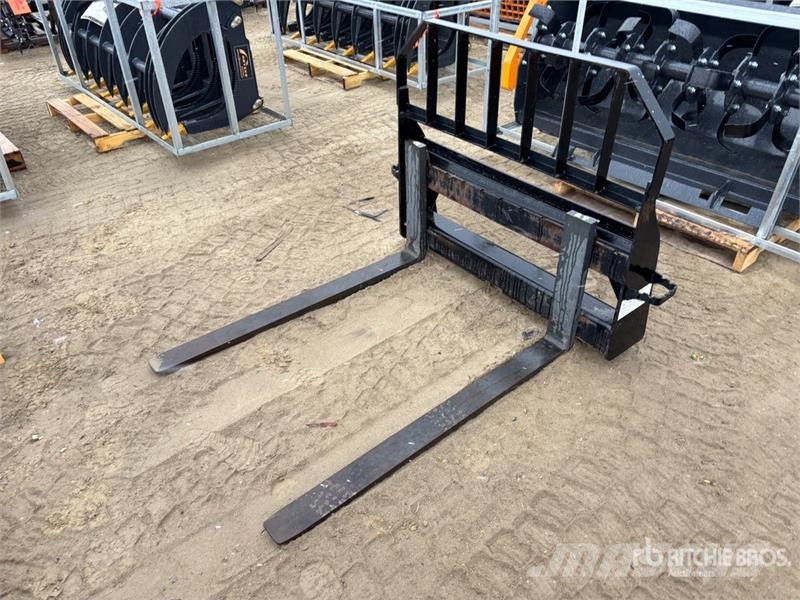 John Deere Worksite Pro 48 in Skid Steer Forks شوكات