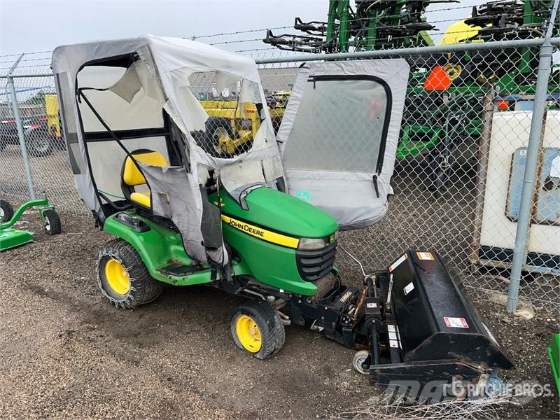 John Deere X320 2WD Utility Tractor جرارات مدمجة