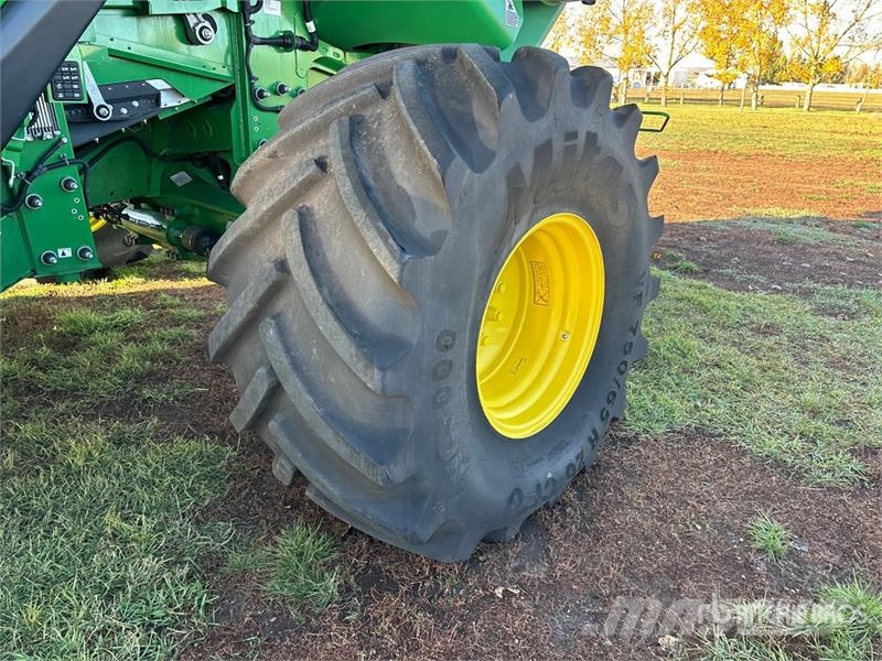 John Deere X9 1000 Combine Harvester حصادات