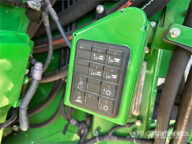 John Deere X9 1100 4x4 Signature Edition Combine Harvester Kombajni