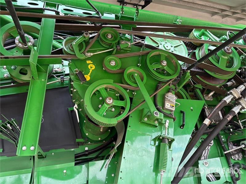 John Deere X9 1100 Signature Edition Combine Harvester Kombinované zberacie stroje