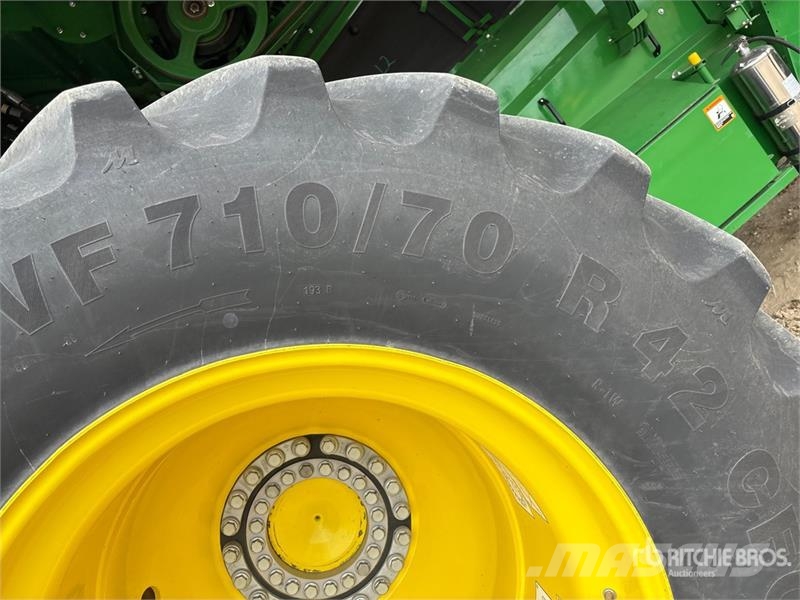 John Deere X9 1100 Signature Edition Combine Harvester Kombinované zberacie stroje