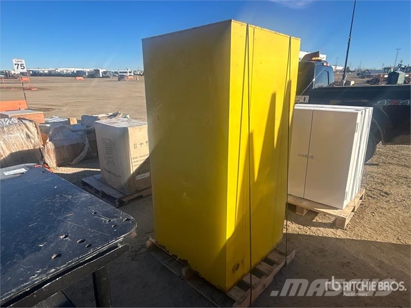  Justrite 6560P Flammable Liquid Storage Cabinet 31 Tartályok és tölcsérek