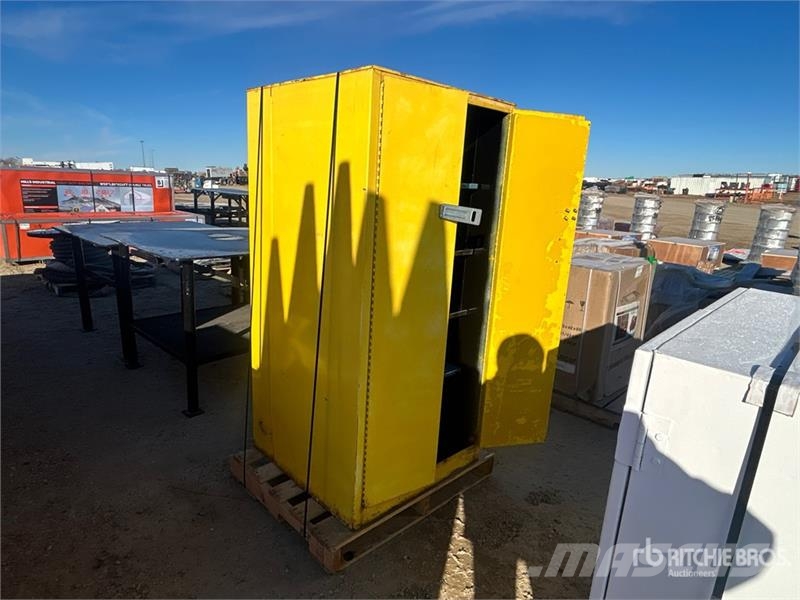  Justrite 6560P Flammable Liquid Storage Cabinet 31 Tartályok és tölcsérek