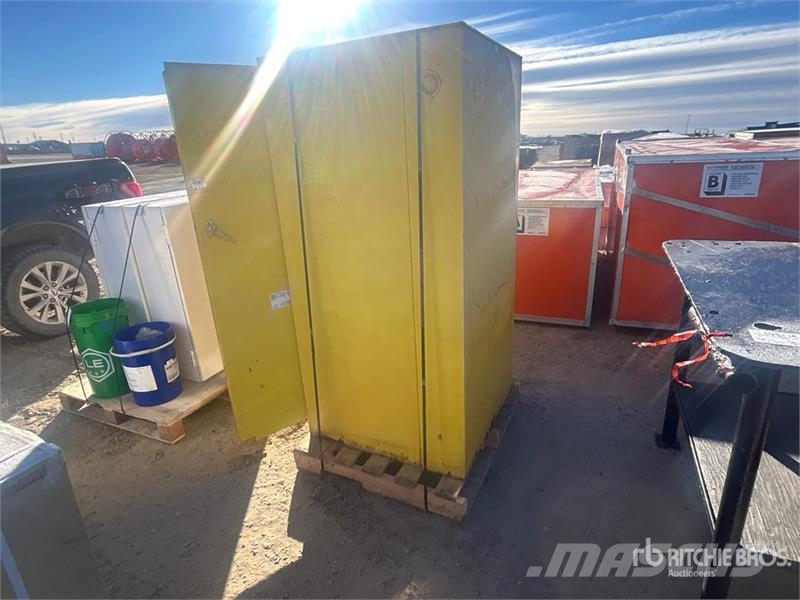  Justrite 6560P Flammable Liquid Storage Cabinet 31 Tartályok és tölcsérek
