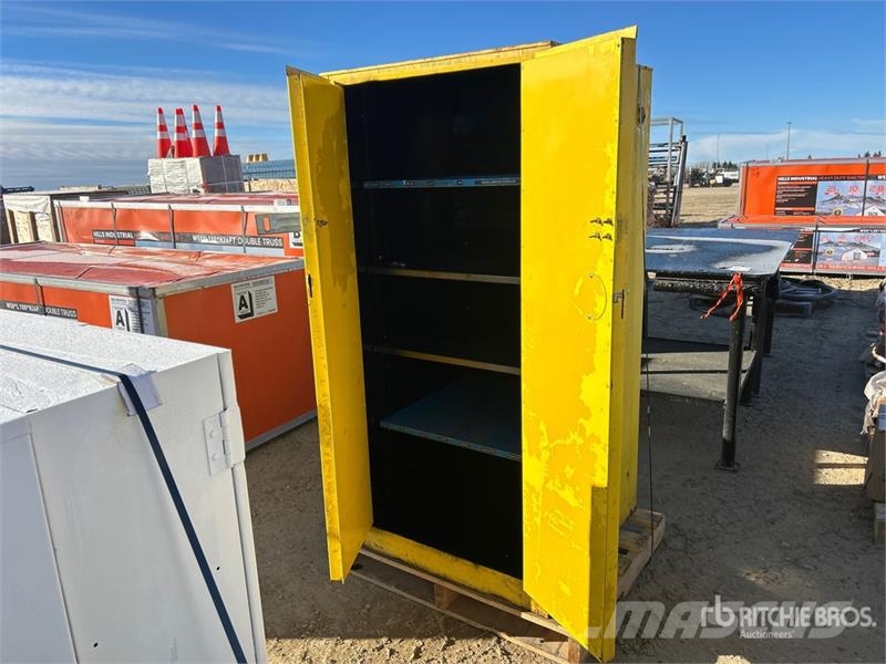  Justrite 6560P Flammable Liquid Storage Cabinet 31 Tartályok és tölcsérek