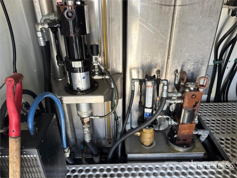 Kenworth C500 6x4 Fuel and Lube Truck Autocisterna