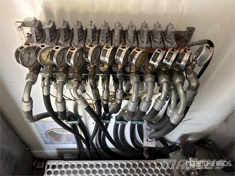 Kenworth C500 6x4 Fuel and Lube Truck Autocisterna