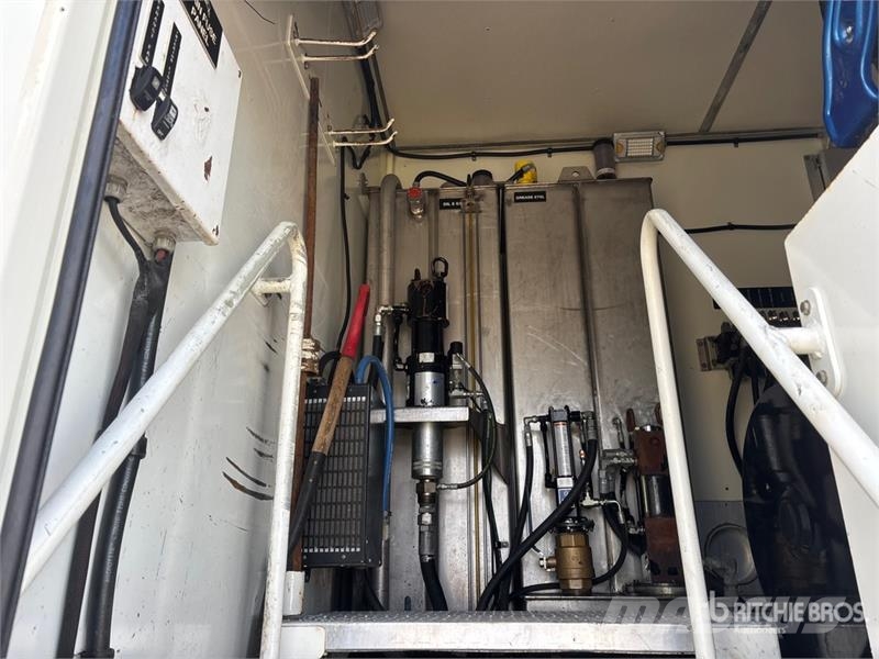 Kenworth C500 6x4 Fuel and Lube Truck Autocisterna