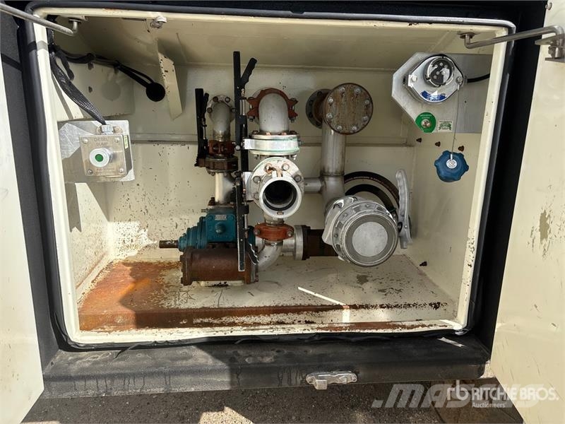Kenworth C500 6x4 Fuel and Lube Truck Autocisterna
