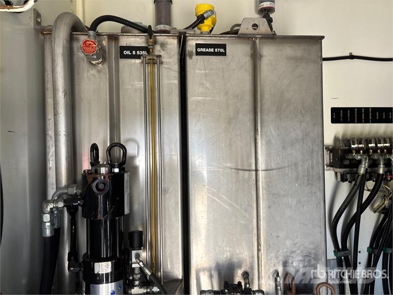 Kenworth C500 6x4 Fuel and Lube Truck Autocisterna