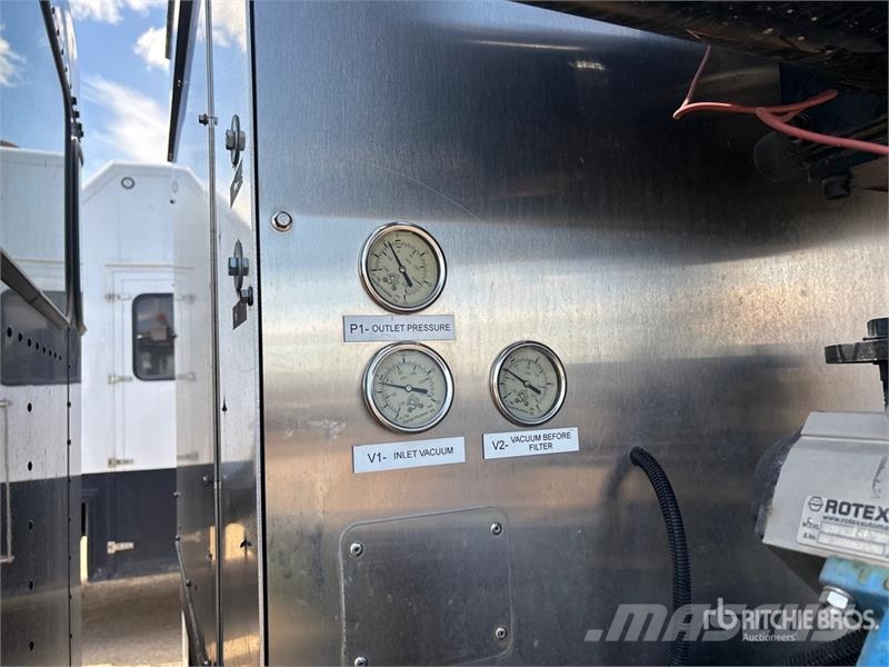 Kenworth Foremost Rival T7 on Kenworth T300 6x4 Vacuum Exc 组合/真空油槽车