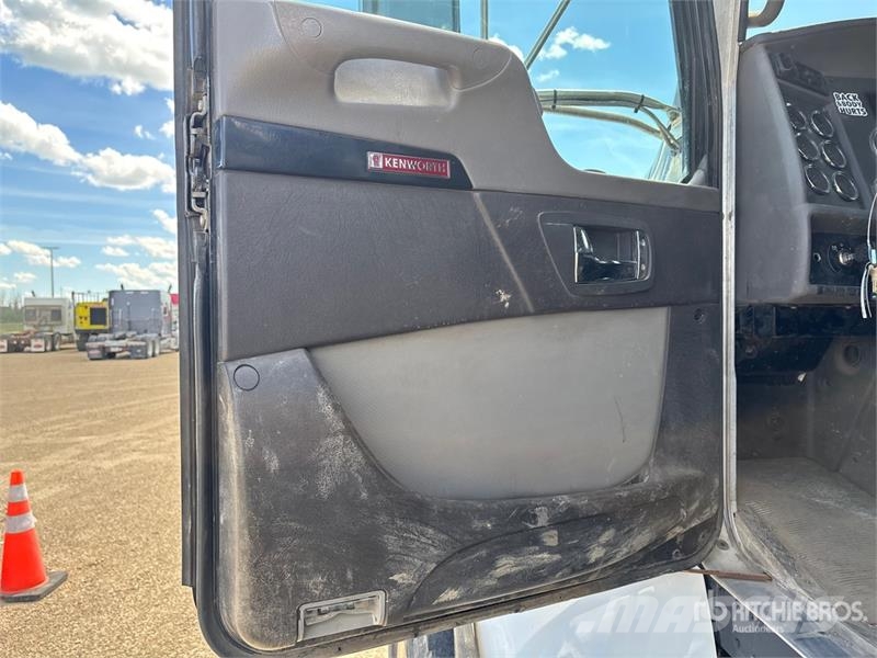 Kenworth Foremost Rival T7 on Kenworth T300 6x4 Vacuum Exc 组合/真空油槽车