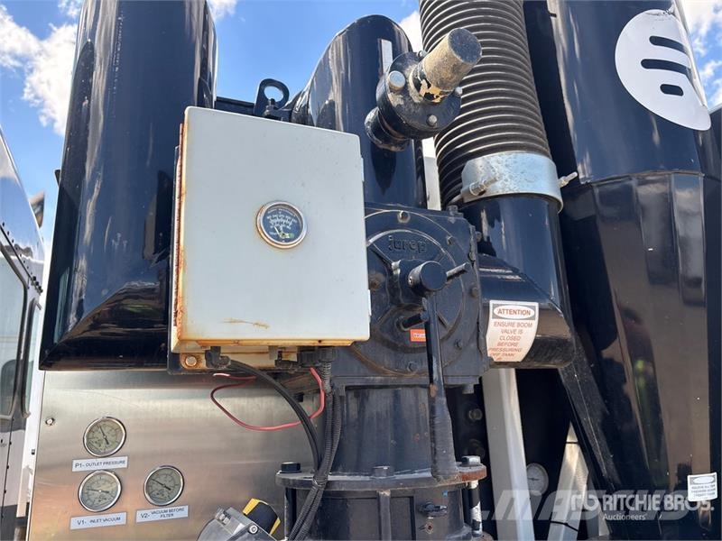 Kenworth Foremost Rival T7 on Kenworth T300 6x4 Vacuum Exc 组合/真空油槽车