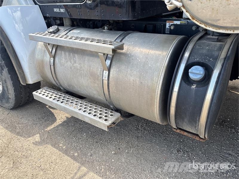 Kenworth Foremost Rival T7 on Kenworth T300 6x4 Vacuum Exc 组合/真空油槽车