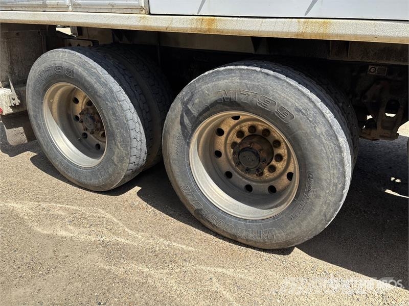 Kenworth Foremost Rival T7 on Kenworth T300 6x4 Vacuum Exc 组合/真空油槽车