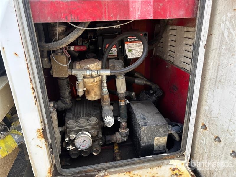 Kenworth Foremost Rival T7 on Kenworth T300 6x4 Vacuum Exc 组合/真空油槽车